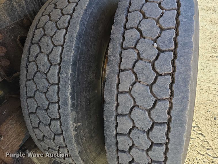 image for item FI0713 2002 International 2574 dump truck