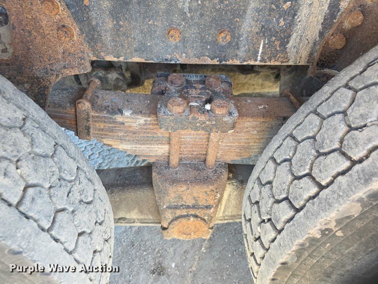 image for item FI0713 2002 International 2574 dump truck