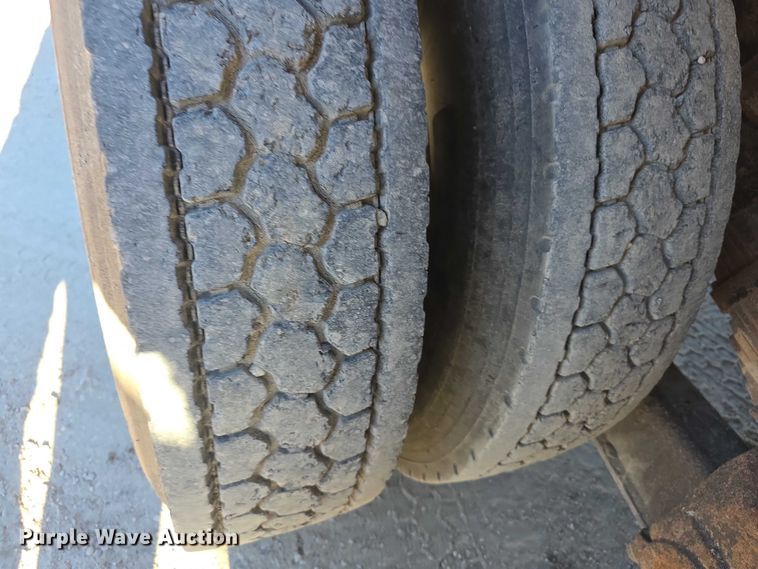 image for item FI0713 2002 International 2574 dump truck