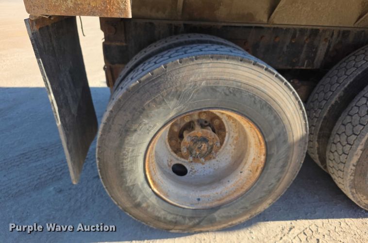 image for item FI0713 2002 International 2574 dump truck