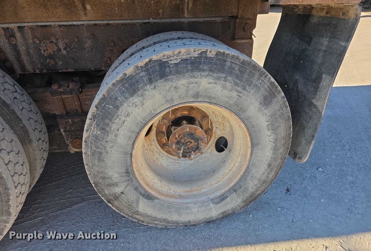 image for item FI0713 2002 International 2574 dump truck