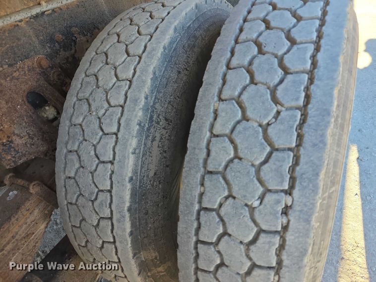 image for item FI0713 2002 International 2574 dump truck