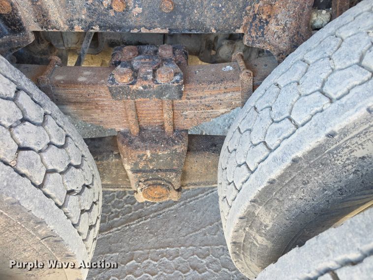 image for item FI0713 2002 International 2574 dump truck