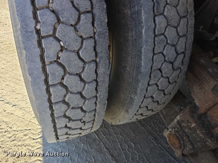 image for item FI0713 2002 International 2574 dump truck