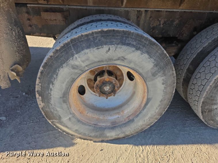 image for item FI0713 2002 International 2574 dump truck