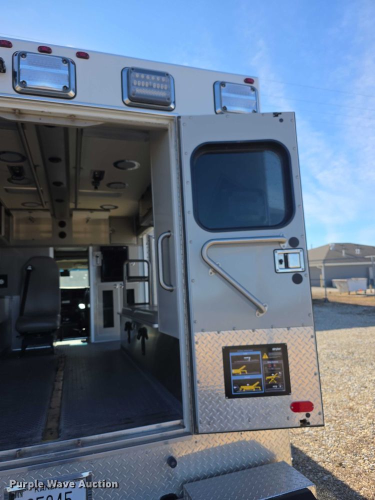 image for item FI0716 2016 Chevrolet Express 4500 ambulance