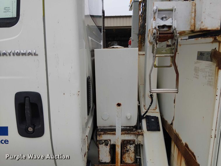 image for item FK0687 2007 International 7400 digger derrick truck