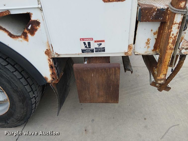 image for item FK0687 2007 International 7400 digger derrick truck