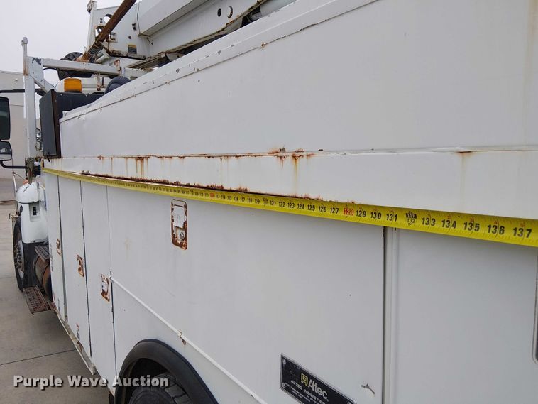 image for item FK0687 2007 International 7400 digger derrick truck