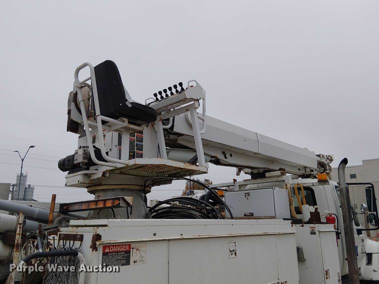 image for item FK0687 2007 International 7400 digger derrick truck