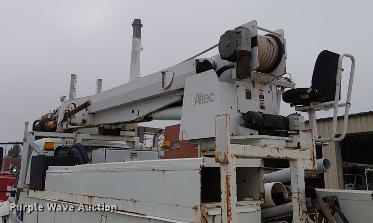 image for item FK0687 2007 International 7400 digger derrick truck