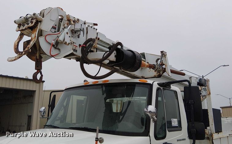 image for item FK0687 2007 International 7400 digger derrick truck