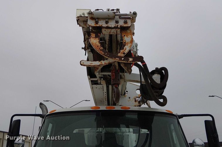 image for item FK0687 2007 International 7400 digger derrick truck