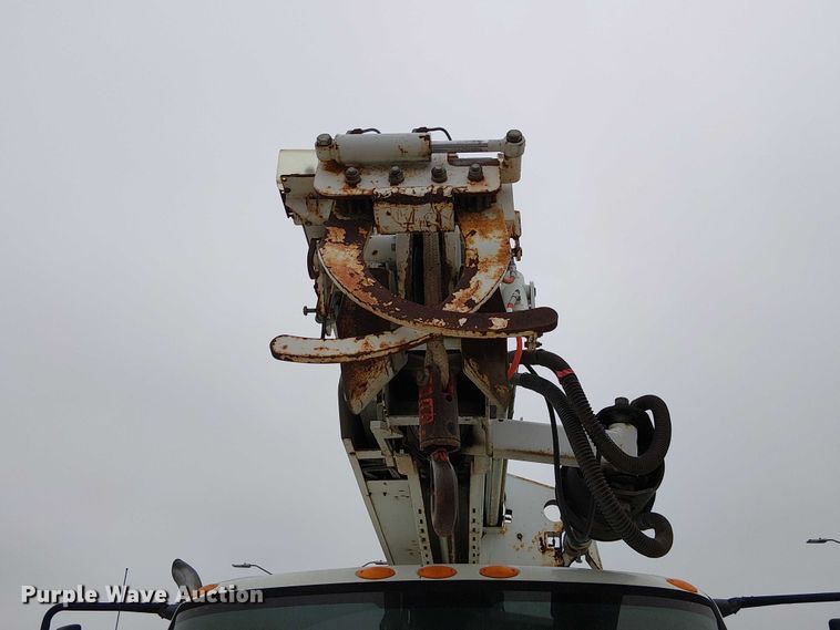 image for item FK0687 2007 International 7400 digger derrick truck