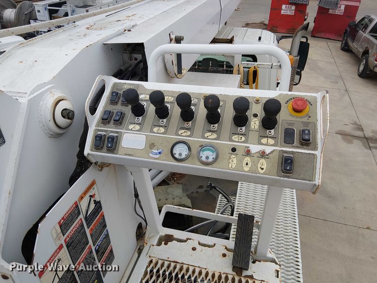 image for item FK0687 2007 International 7400 digger derrick truck