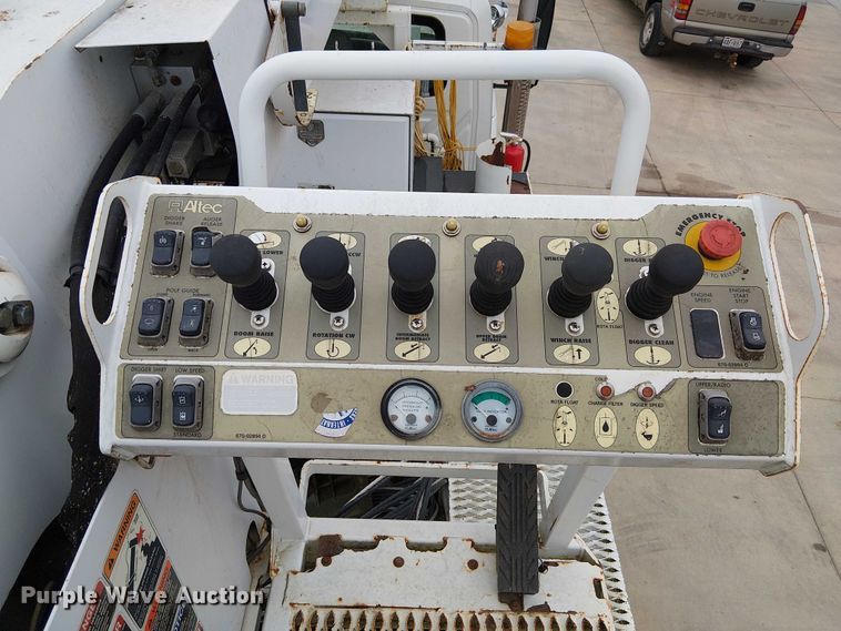 image for item FK0687 2007 International 7400 digger derrick truck