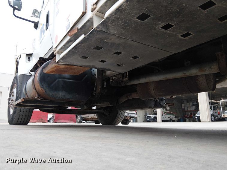 image for item FK0687 2007 International 7400 digger derrick truck