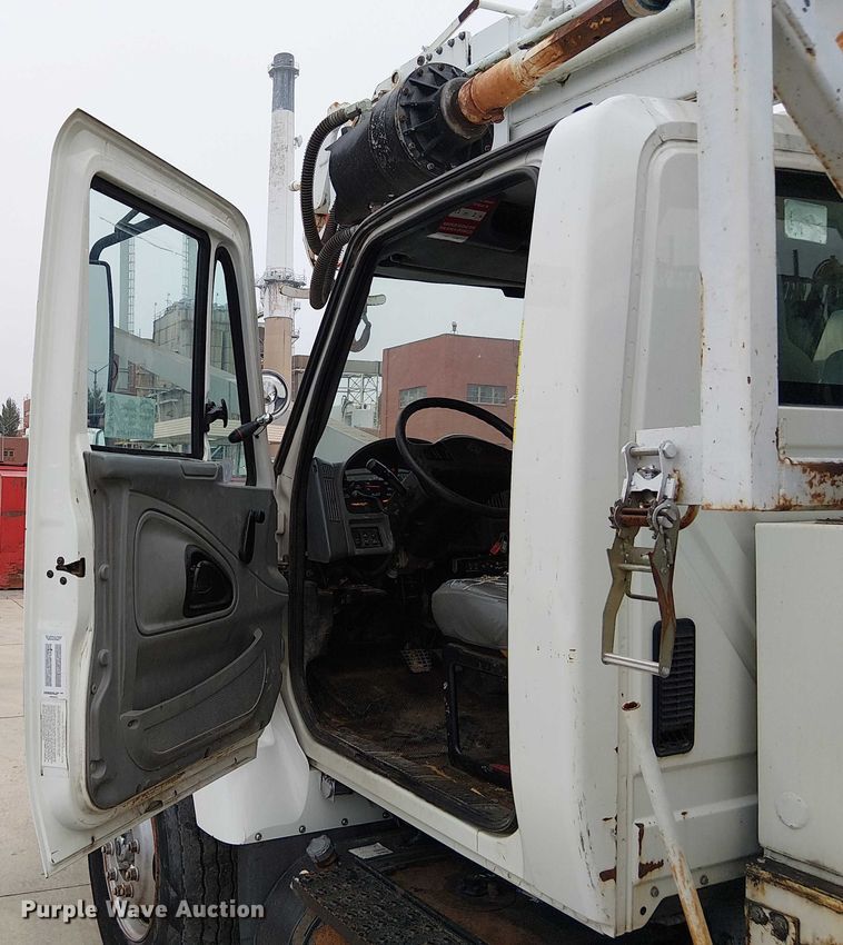 image for item FK0687 2007 International 7400 digger derrick truck