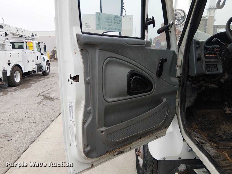 image for item FK0687 2007 International 7400 digger derrick truck