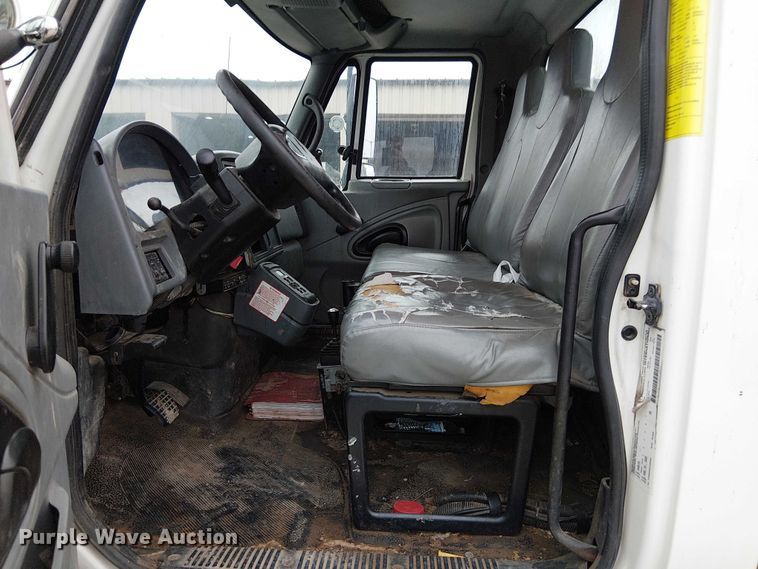 image for item FK0687 2007 International 7400 digger derrick truck