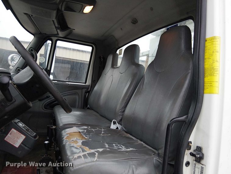 image for item FK0687 2007 International 7400 digger derrick truck