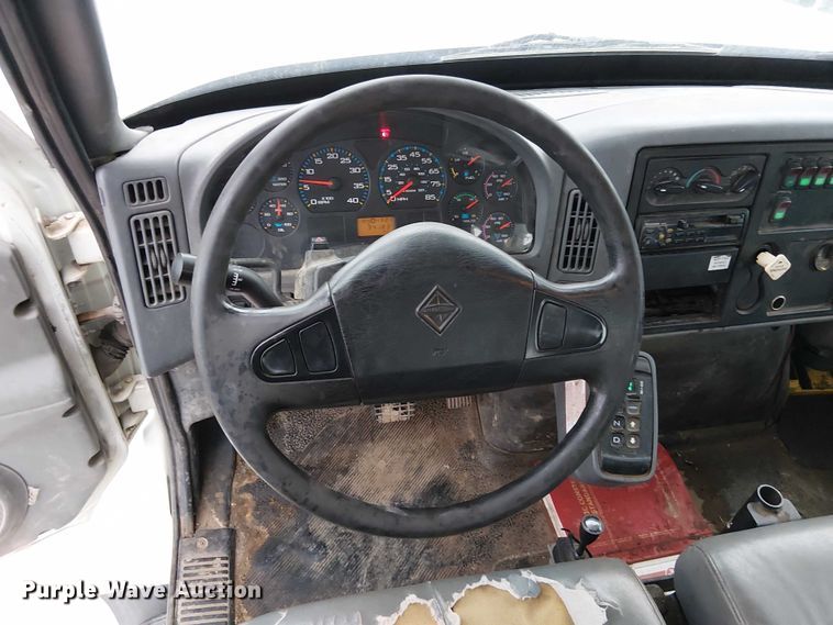 image for item FK0687 2007 International 7400 digger derrick truck