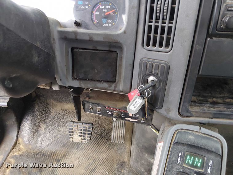 image for item FK0687 2007 International 7400 digger derrick truck