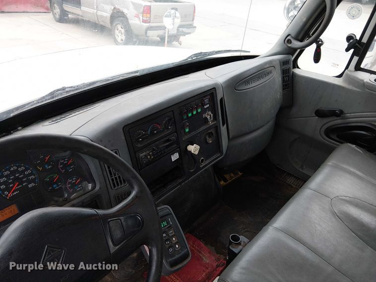 image for item FK0687 2007 International 7400 digger derrick truck