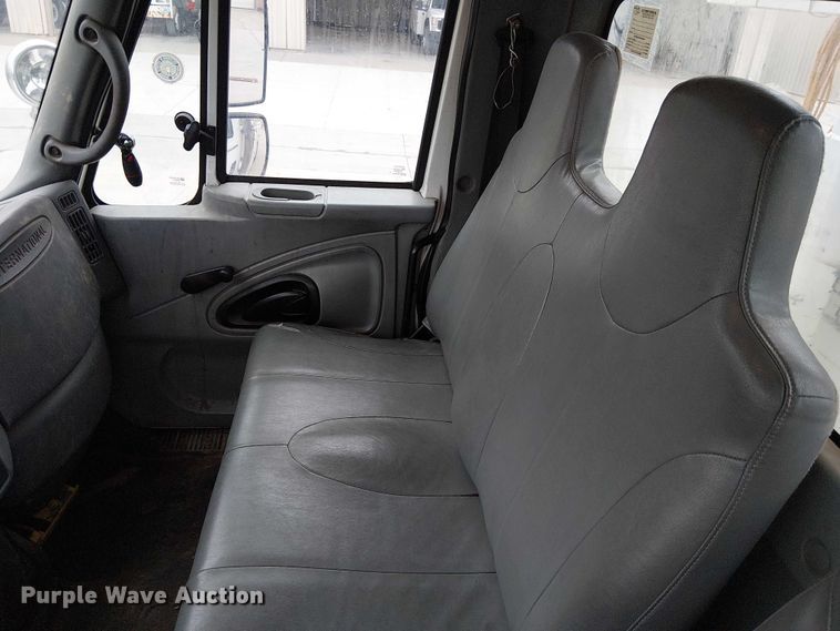 image for item FK0687 2007 International 7400 digger derrick truck