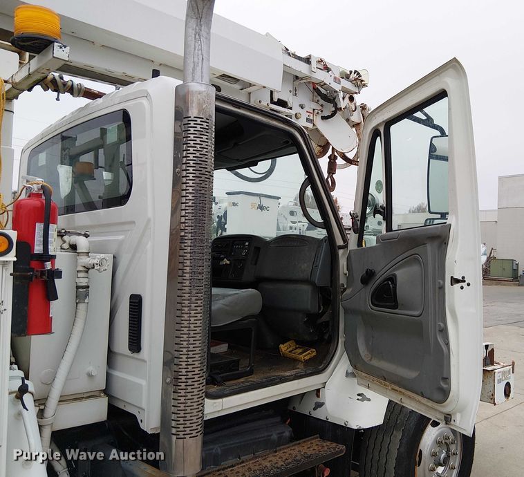 image for item FK0687 2007 International 7400 digger derrick truck