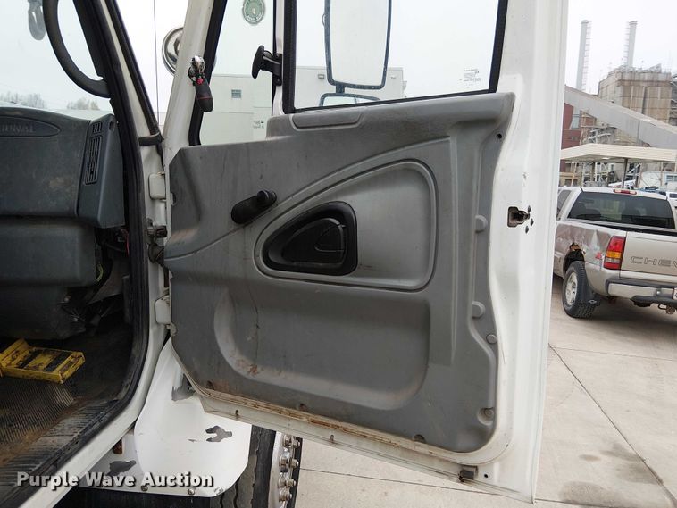 image for item FK0687 2007 International 7400 digger derrick truck