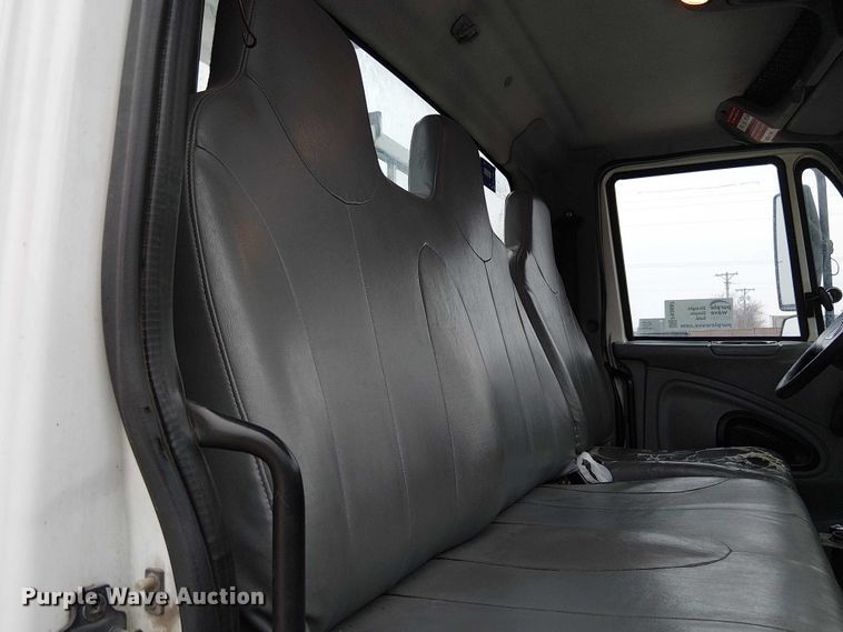 image for item FK0687 2007 International 7400 digger derrick truck