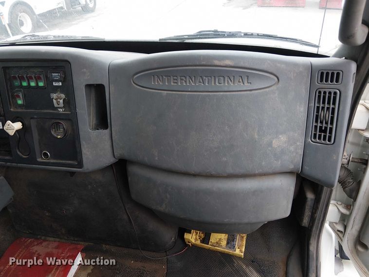 image for item FK0687 2007 International 7400 digger derrick truck