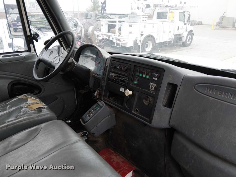 image for item FK0687 2007 International 7400 digger derrick truck