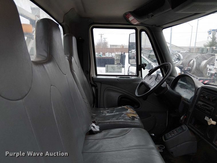 image for item FK0687 2007 International 7400 digger derrick truck