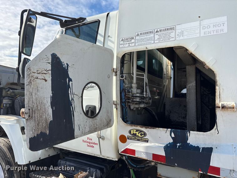 image for item FK1034 2009 International 7300 refuse truck