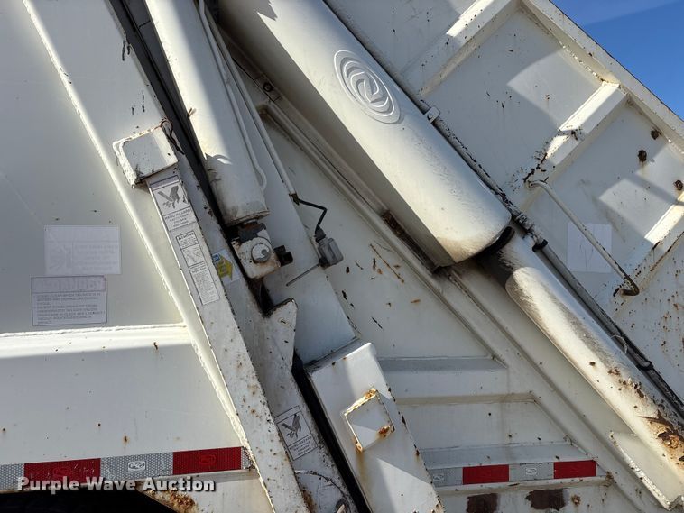 image for item FK1034 2009 International 7300 refuse truck