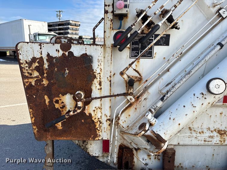 image for item FK1034 2009 International 7300 refuse truck