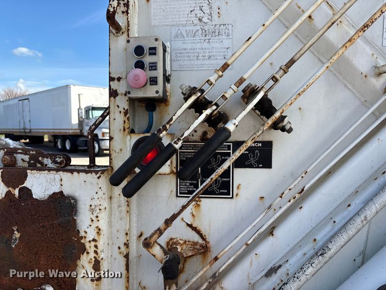 image for item FK1034 2009 International 7300 refuse truck