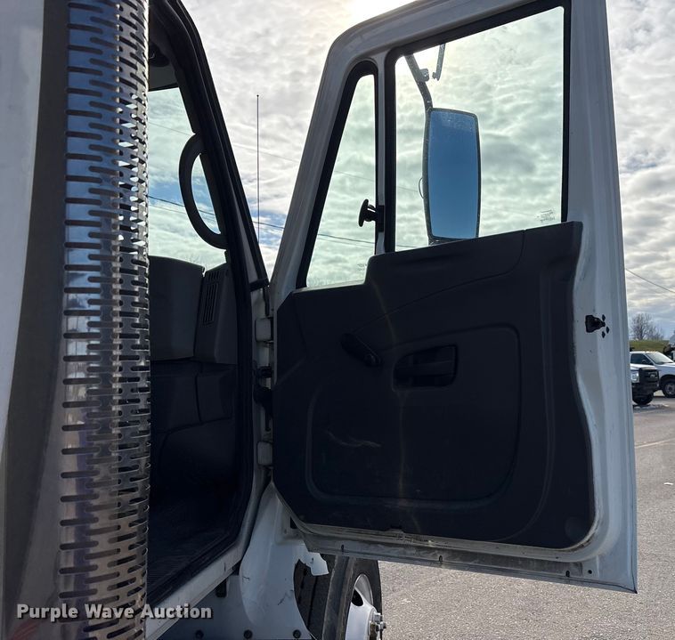 image for item FK1034 2009 International 7300 refuse truck