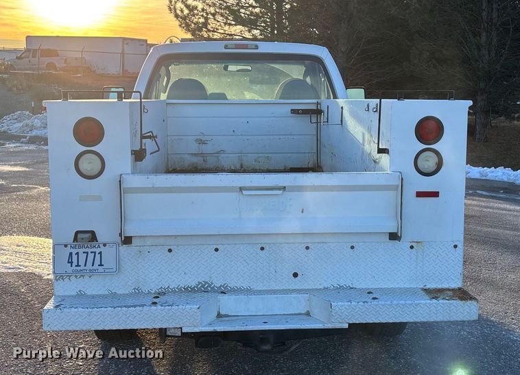 image for item OE9251 2008 Ford F250 Super Duty XL utility bed pickup truck