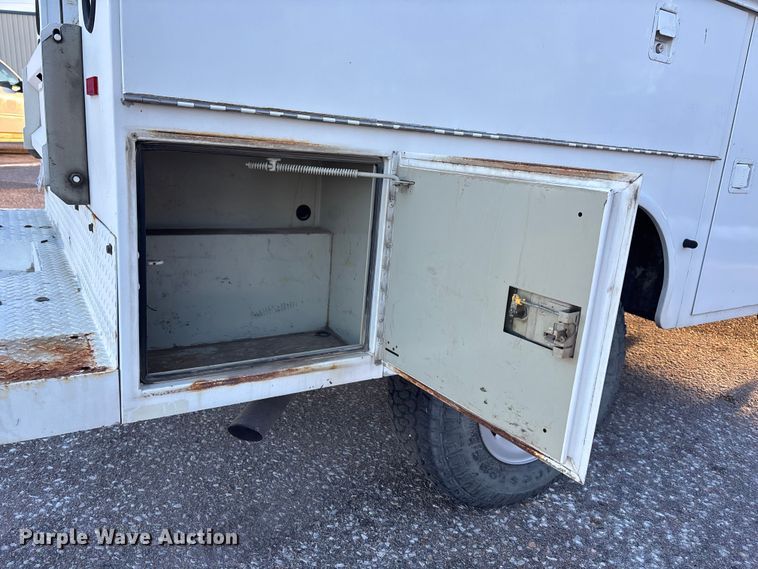 image for item OE9251 2008 Ford F250 Super Duty XL utility bed pickup truck