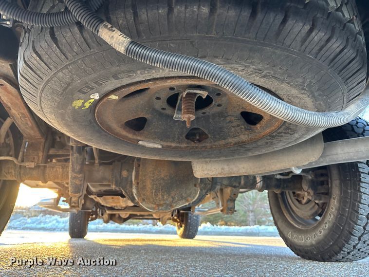 image for item OE9251 2008 Ford F250 Super Duty XL utility bed pickup truck