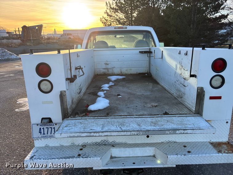 image for item OE9251 2008 Ford F250 Super Duty XL utility bed pickup truck