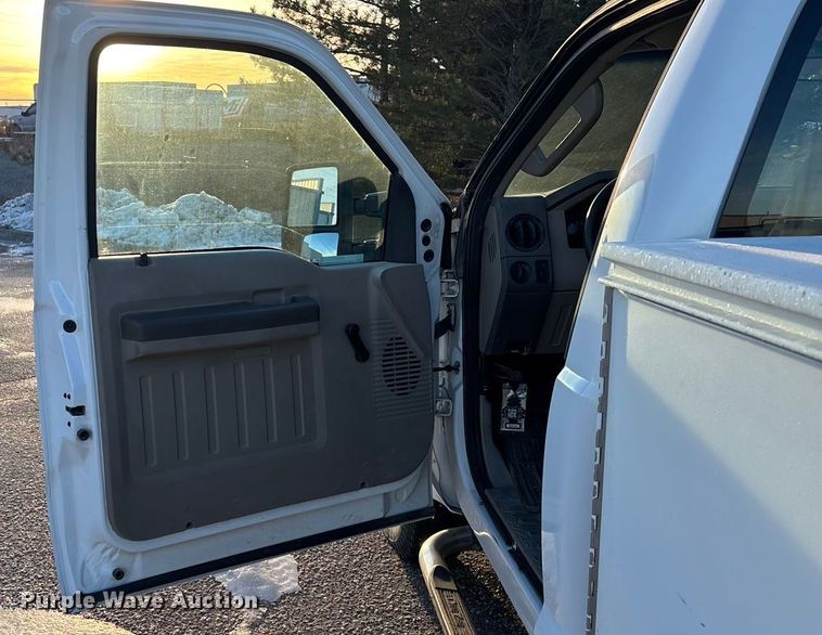 image for item OE9251 2008 Ford F250 Super Duty XL utility bed pickup truck