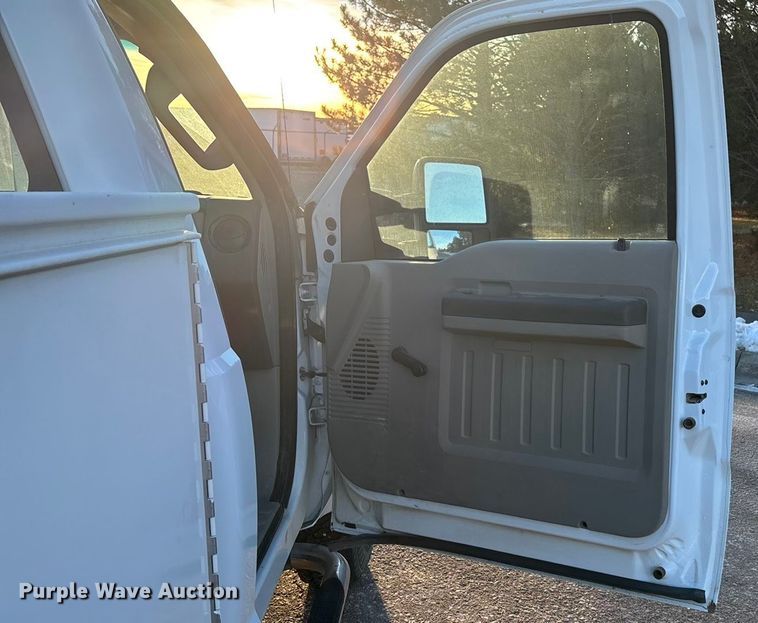 image for item OE9251 2008 Ford F250 Super Duty XL utility bed pickup truck