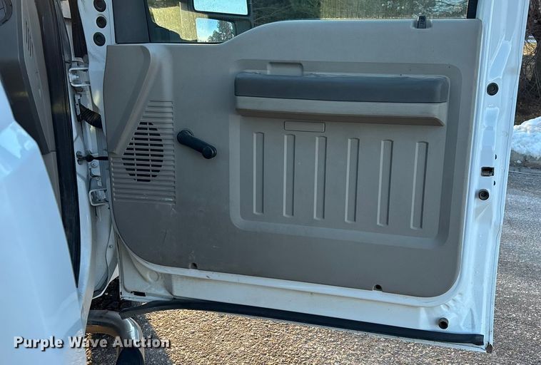 image for item OE9251 2008 Ford F250 Super Duty XL utility bed pickup truck