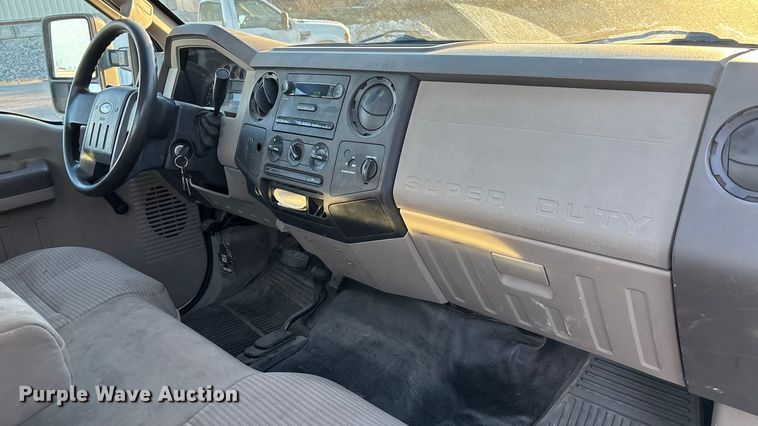 image for item OE9251 2008 Ford F250 Super Duty XL utility bed pickup truck