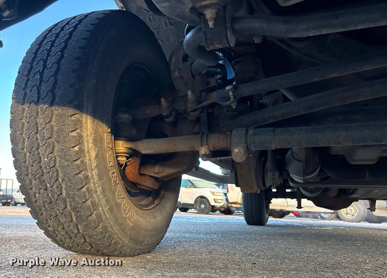 image for item OE9252 2008 Ford F250 Super Duty XL utility bed pickup truck