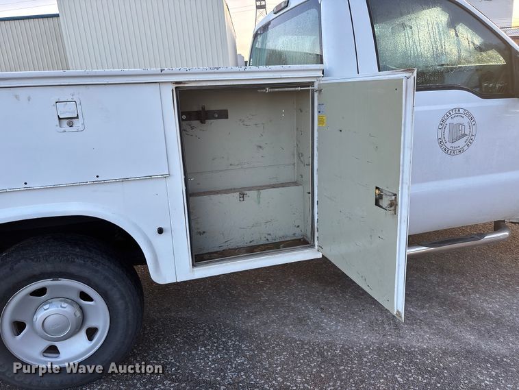 image for item OE9252 2008 Ford F250 Super Duty XL utility bed pickup truck